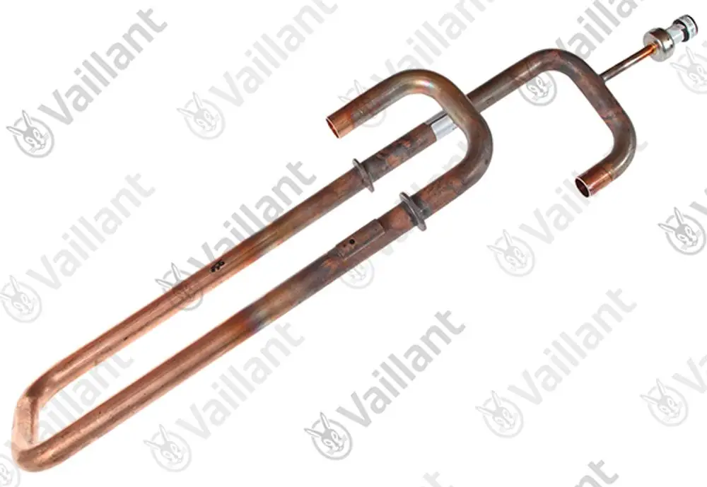 Vaillant Rohr mit gebogenen Abschnitten, zwei Rohren in Kupferoptik, ausgestattet mit Verbindungsteil und Befestigungselementen, für den Einsatz in Heizsystemen.
